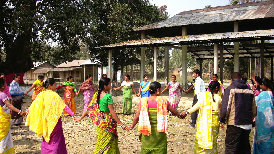 Group of men and women in saris taking part in Ashas training at Makra Panbari.
