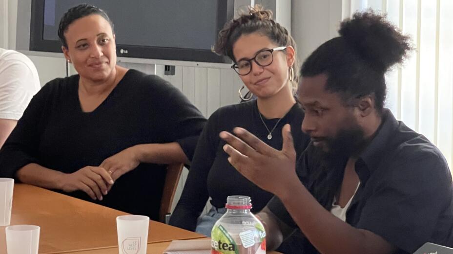 Three people talk to one another at a Systemic Justice workshop held in collaboration with Le Next Level.