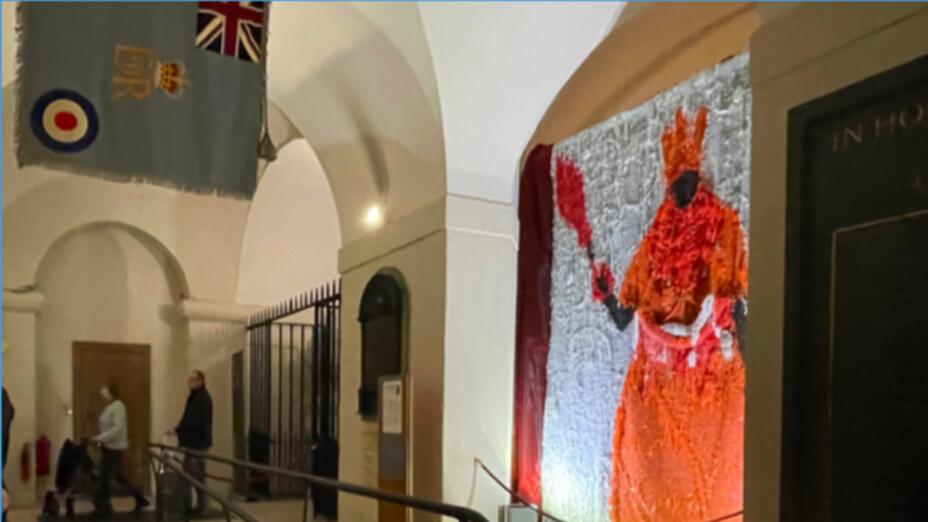 Source: Igwatala (license: CC BY-SA 4.0)
Image: St Paul’s Cathedral has recently commissioned a Nigerian-born artist to produce a mixed-media artwork, ‘Still Standing’, that reinterprets an adjacent brass plaque commemorating a Royal Navy Admiral involved in the Benin Expeditions